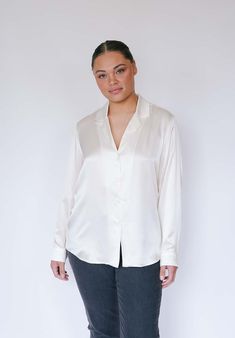 Timeless White Relaxed Fit Top, White Timeless Top With Relaxed Fit, Timeless Relaxed Fit Tops For Spring, Timeless Relaxed Fit Tops For Daywear, Timeless Top With Spread Collar For Daywear, Chic Relaxed Fit Shirt For Everyday, Timeless Spread Collar Top For Daywear, Chic Everyday Shirt With Relaxed Fit, Timeless Daywear Top With Spread Collar