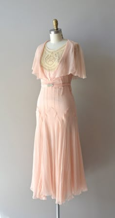 silk 1920s dress / vintage 20s dress / Doucement by DearGolden, $325.00 Pink 1920's Dress, Pink 1920s Dress, 1920s Evening Wear, 1920 Evening Dress, 1920s Outfit Ideas, 1930s Evening Dress, Pink Flapper Dress, 1920s Dress Vintage, 1920s Evening Gowns