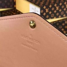 ® Description: This envelope-style Sarah wallet combines an exterior in discreetly embossed Monogram Vernis leather with an ingeniously designed interior featuring a variety of pockets and credit card slots. Size: 7.5 x 4.1 x 1 inches / 19cm x 10.5cm x 2.5cm (Length x Height x Width) Detailed Features: – Cowhide Leather �– Grained Cowhide ... Louis Vuitton Metis, Louis Vuitton Pallas, Flat Interior, Louis Vuitton Designer, Best Bags, Designer Bag, Lv Bag, Shiny Silver, Louis Vuitton Handbags