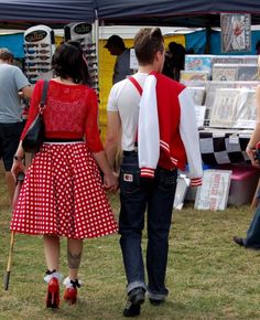 Rockabilly couple! Varsity jacket and all, oh it's just so perfect, why can I never find a guy like this?! ~ Red Gingham Skirt, Greaser Girl, Mode Rockabilly, Rockabilly Men, Rockabilly Mode, Rockabilly Looks, Pompe A Essence