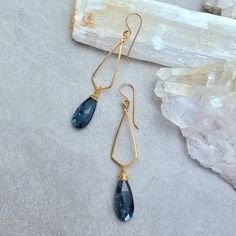 Blue Kyanite Earrings #1472James & JezebelleEarrings Cold Connections, Kyanite Earrings, Earrings Ideas, Diy Jewlery, Bling Earrings, Wrap Earrings, Boho Minimalist, Ocean Jewelry, Boulder Co