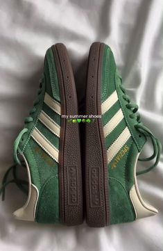 Green Spezials, Green Adidas Shoes Outfit, Green Sambas, Green Adidas Shoes, Samba Shoes, Pretty Sneakers