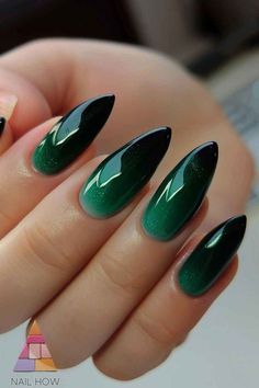 #nails #nailsdesign #weddingnails #nailsideas #quartznail Forest Green Nails Ideas, Elegant Green Nails, Emerald Green Nails Acrylic, Emerald Green Acrylic Nails, Forest Green Nail Designs, Debs Nails, Emerald Green Nail Ideas, Form Nails, Black And Green Nails