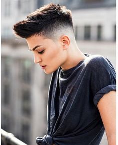 Amazing, Cool Short Haircut Short Hair Lesbian Haircuts, Masc Lesbian Haircut, Lesbian Hair, Lesbian Haircut, Androgynous Haircut, Kort Bob, Buzzed Hair