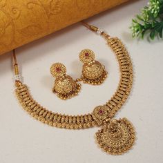 This Beautiful flexible Indian Bollywood necklace jewellery set with earrings is perfect for special occasions such as weddings, formal events, or cultural celebrations. It is certain to add a touch of glamour and sophistication to any outfit, and is guaranteed to make you feel like royalty. If you're looking for a show-stopping piece of jewelry that will make you stand out from the crowd, this set is an excellent choice. Add this charm of Indian Jewelry to your wardrobe and see the heads turn. New Jewellery Designs Gold, Gold Kundan Jewelry Set For Navratri, Traditional Gold Tikka For Marriage, Bridal Necklace Set Gold, Gold Kundan Earrings For Marriage, Gold Jewelry Sets With Zari Work For Wedding, Gold Bollywood Jhumkas For Marriage, Gold Plated Temple Necklace For Diwali Wedding, Bollywood Style Gold Jhumkas For Marriage