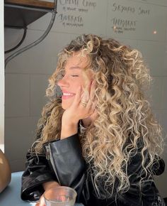 Carrie Bradshaw Hair, Curled Blonde Hair, Blonde Curly Hair, Blonde Curls, Curly Hair Inspiration, Curly Hair Cuts, Long Curly Hair