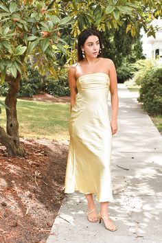 Get ready to turn heads at any wedding with the Andie Butter Yellow Silky Midi Dress! This is the ultimate yellow wedding guest dress. Cut from a luxurious butter yellow silky fabric, this classic strapless sheath dress features a low back and a tie back for an effortlessly elegant look. Runs slim. Yellow Wedding Guest Dress, Yellow Wedding Guest Dresses, Strapless Sheath Dress, Wedding After Party, Dresses Date Night, Cool Girl Style, Beach Bride, Casual Day Dresses, Butter Yellow