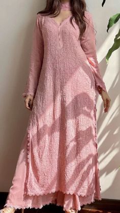 Chikankari Kurta Set Indian Kurti Sets Designs, Kurta Set Outfit, Stylish Back Designs For Suits, Kurta Designs Women Chikankari, Trending Kurta Designs Women, Traditional Dresses Kurti, Desi Fancy Dresses, Aesthetic Kurta Sets For Women, Kurta And Plazo Design