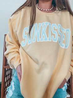 ☀ Sizing: Model is wearing a size Large for an oversized fit. She is 5"3 117 lbs and a 34C chest. If she did not wear an oversized fit she would wear a size Medium. ☀ Quality: at sunkissedcoconut our brand believes in using the best materials to create our designs. We use luxury paint, ink, & thread to make our prints. We do not believe in using any Vinyl on our products. Our designs are mean't to last. Adorable luxury printed sweatshirt. This item is made with high quality long lasting mate Quotes Shirts, Vsco Outfits, Varsity Sweatshirt, Textured Knit Sweater, Cute Cardigans, Letter Print Sweatshirt, Sweatshirt Outfit, Cozy Pullover, Cute Sweatshirts