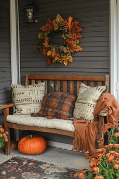 Modern Front Porch Decor, Porch Fall Decorating Ideas, Fall Cabin, Fall Deck, Outdoor Fall Decor Ideas, Fall Patio, Outdoor Fall Decor, Fall Front Porch Decor Ideas, Porch Pumpkins