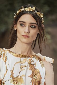 Greek Mythology Makeup, Greek Fashion Modern, Fairytale Photography, Cruise Collection, Ancient Beauty, Greek Fashion, Crown Hairstyles, Costume Makeup