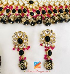 Schwarzes Kundan Tumble Moti Choker-Halsketten-Ohrring-Set

 - KOSTENLOSER Versand von Kanada in die USA, nach Kanada, Australien, Neuseeland, Norwegen, Europa und überall sonst möglich.

 Entdecken Sie weitere BRAUT-SETS und INDISCHE SCHMUCK-SETS



 📦 Unübertroffener KOSTENLOSER weltweiter Versand

 ⭐️⭐️⭐️⭐️⭐️ 5-Sterne-Kundenbewertungen 












 Baljit, USA ⭐️⭐️⭐️⭐️⭐️

 Meine Erfahrung mit Amazel Designs war perfekt, die Ohrringe sind großartig. Mir gefiel, wie schnell der Versand Moti Choker Necklace, Moti Choker, Chur, Indian Jewelry Sets, Necklace Earring Set, Bridal Sets, Necklace Earrings, Earrings Set, Indian Jewelry