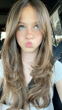 Aesthetic 90s Haircut, Cute Back To School Haircuts For Teens, Summer Haircuts Long Hair, Back To School Hair Cuts Girl, 2000s Hair Layers, Layered Hair 2000s, Long Layered 90s Haircuts, Back To School Haircuts For Teens