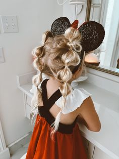 This bubble braids hairstyles was the perfect mix of playful and practical! Here’s a step by step on how to make your own bubble braids, perfect for Disney or any occasion this fall! Bubble Braids Hairstyles, Disney Hairstyles, Disney Hair, Bubble Braids, Crazy Hair Days, Minnie Mouse Ears