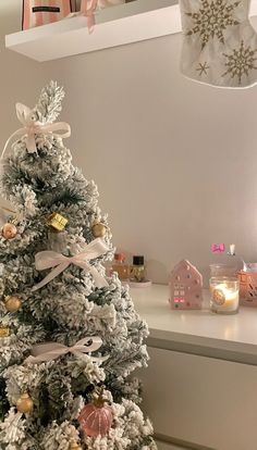 Christmas Room Aesthetic Pink, Girly Winter Wallpaper, White Christmas Aesthetic Decor, Pink And White Christmas Aesthetic, Pink And White Christmas Wallpaper, White Tree With Pink Ornaments, Pink Christmas Room Decor, Pinkmas Aesthetic, Aesthetic White Christmas