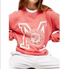 Women's Topshop Michigan Crew Sweatshirt. Size 8-10. Color : Orange. Long Sleeves. 100% Cotton. Washable. Tab1 Letter Print Sweatshirt For Campus, Spring Crew Neck College Style Sweatshirt, Spring Campus Cotton Sweatshirt, Trendy Winter Campus Tops, Trendy Winter Tops For Campus, Trendy Crew Neck Tops For Campus, Vintage Ribbed Cuffs Top For Spring, Vintage Tops With Ribbed Cuffs For Spring, Trendy Cotton Sweatshirt For Campus