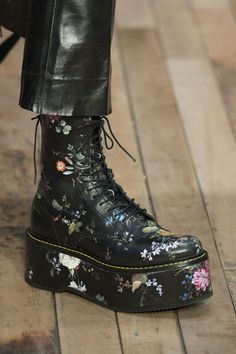 Upcoming Fashion Trends, Pretty Shoes, Mode Vintage, Doc Martens, Fall 2017, Sock Shoes, New York Fashion Week, Cute Shoes, Nice Shoes