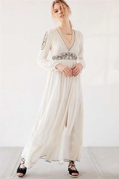 Description:Freshen up your boho style wardrobe with flowy maxi dresses. You are so beautiful in this floral embroidered long sleeve boho chic maxi dress. Featuring a plunging neckline. a high rise waistband. long sleeves with tied cuffs and pintuck detailing. delicate flower embroidery on neckline. waist. sleeves and hemline. fit and flare silhouette with a high thigh split at front. and a long dress cut. this boutique dress for women is perfect for brunch-to-beach trips in spring. summer an... Hippie Elegante, Maxi Dress Boho Chic, Long Fall Dresses, Bohemia Dress, Split Long Dress, White Embroidered Dress, Boho Chic Dress, Long Beach Dress, Mode Boho