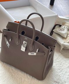 Trending Bags, Hermes Clutch, Fendi Bag, Hermes Birkin 25, Birkin 25, Hermes Paris, Crocodile Leather, Orange Bag