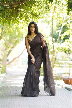 Handloom Cotton Saree, Saree Hairstyles, Formal Saree, Saree Blouse Styles, Cotton Saree Blouse Designs, Simple Saree Designs, Cotton Saree Blouse, Indian Sari Dress, Cotton Saree Designs