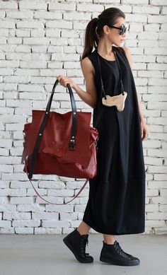 Red Maxi Tote Bag - METB0009 Have you ever seen something like this creation? I bet you haven't! This piece is so unique than it is hard to find where to start - the most extraordinary element into making the bag is the leather - it comes from animals that have been bio bred and this allows all the high quality features to contain in the leather, making it perfect for a gorgeous accessory! The other uniqueness about the leather is that it has been lightly processed in order to keep its originali Oversized Handbags, Red Maxi, Leather Belt Bag, Quality Handbags, Leather Bags Handmade, Genuine Leather Bags, Leather Pieces, Large Tote Bag, Large Tote