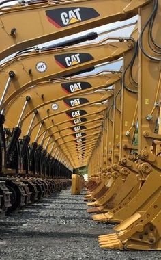 rows of yellow machines lined up next to each other