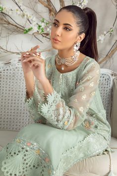 Mehndi Dress Bridal, Style Aesthetics Types, Casual Style Aesthetic, Mehndi Design Bridal, Bridal Mehndi Design, Mehndi Outfit, Aesthetic Types, Mehndi Dress, Designer Outfit