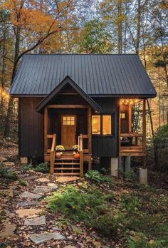 a small cabin in the woods surrounded by trees