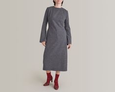 "Wool Dress for Women | Grey Wool Dress for Winter | Long Sleeve Dress with Pockets | Mid Calf Dress with flare sleeves, side pockets, waist tie and fully lined.  The most versatile, comfortable, warm dress for late autumn, winter, early spring. Composition: 100% wool. Lining: 100% viscose. The grey wool winter dress is 115 cm | 45,4\" long but if you want a custom length, please leave a note when you order. Please see the last picture for the size chart. Visit my Etsy shop for more women clothing, handmade by me or vintage, all made of quality fabrics, such as this plaid wool pleated skirt: https://etsy.me/3D9HfRC I love beautiful, quality fabrics. I visit fabrics shops, I buy what I love and then I think of clothes designs to match them. So everything starts with a fabric I love. All of Gray Workwear Dresses With Pockets, Fitted Midi Dress With Side Pockets For Work, Long Sleeve Dresses With Side Pockets For Work, Fall Dresses With Side Pockets For Workwear, Elegant Fall Dress With Side Pockets, Vintage Winter Fashion, Grey Wool Dress, Round Collar Dress, Mid Calf Dress