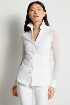 We've created the perfect button-front shirt! One you can pack in your suitcase and never worry about ironing. Its elaborate technology will allow you to look elegant wherever you go without compromising comfort, quickly making it's way to one of your closet essentials. Pair it with our high-waisted or five-pocket silhouette Anatomie pants. Whether you're looking for the ideal piece to impress at your next meeting, head to an elegant dinner, or be comfortably chic at home, the Beth button-down s Travel Clothing, Travel Clothes, Travel Clothes Women, Elegant Dinner, Safari Jacket, Closet Essentials, Mesh Sleeves, Stretch Top, Clothes Women