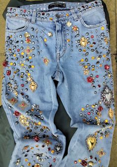 Reduzido * Dolce & Gabbana; Cristal Rosas Jeans; Coração o Adorno; tamanho; UK6/IT38/US4 8058349395587 | eBay Luxury Straight Leg Jeans, Luxury Straight Leg Jeans For Spring, Gemstone Jeans, Clothing Repurpose, Jeans Bordados, Beaded Jeans, Jeans Upcycle, Clothing Embroidery, Light Blue Colour