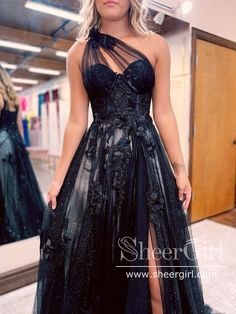 Our ARD2920 long formal dress is a single shoulder piece with a sweetheart neckline, 3D flowers, and a high slit to give you a timeless and elegant look. The black lace is overlaid with sparkly tulle to bring a luxe and glamorous finish. Perfect for making a statement at any special event! It can be made in other colors,please contact us 1.Silhouette: A-line2.Fabric: Sparkly Tulle3.Embellishment: 3D Flowers4.Neckline: Sweetheart Neck5.Sleeve: Sleeveless6.Waistline: Natural7.Hem-length: Sweep Tra Black Tulle Prom Dress, Black Lace Prom Dress, One Shoulder Prom Dress, A Line Evening Dress, Lace Prom Dress, Black Prom Dress, Black Prom, فستان سهرة, A Line Prom Dresses