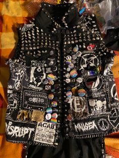 Stile Punk Rock, Outfits Punk, Crust Pants, Punk Diy, Punk Fashion Diy, Punk Style Outfits, Patch Pants, Punk Culture, Crust Punk