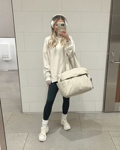 30 (Comfortable!) Travel Outfits: Stylish Outfits for Flying Traveling Outfit Ideas, Joggers Outfit Women, Summer/fall Outfits