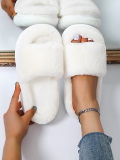 Comfy Slides, Pijamas Women, Fluffy Shoes, Women Slippers Fashion, White Slippers, Preppy Shoes, Comfy Slippers, Bedroom Slippers