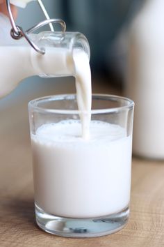 How to Make the Best Homemade Almond Milk!Now that I've learned how to make this amazing Homemade Almond Milk, I'll never buy store bought again! It's creamy, sweet and doesn't contain any strange ingredients. This recipe is a staple for our family! #almondmilk #homemadealmondmilk #howtomakealmondmilk #almonds #howto #homemade #vegan #nutmilk via theconscientiouseater.com Cake Pizza, Make Almond Milk, Pizza Sandwich, Homemade Almond Milk, Nut Milk Bag, Pasta Food, Nut Milk, Lunch Meal Prep, Easy Cookie Recipes