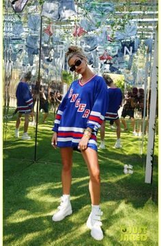 Sport Jersey Outfit Women, Hailee Bieber, Photos Recreate, Haily Baldwin, Sports Jersey Outfit, Hayley Baldwin, Clean White Sneakers, How To Clean White Sneakers, Hockey Game Outfit