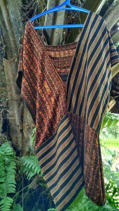 Poncho style variation Linen Dress Pattern, Batik Kombinasi, Boho Patchwork, Tenun Ikat, Trendy Sewing, Ladies Blouse Designs, Exclusive Dress, Poncho Style