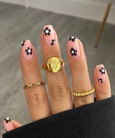 Short Gel Nails, Anna Grace, Square Nail Designs, Short Square Nails, Nails Polish, Black Nail, Short Nail Designs, Yellow Nails