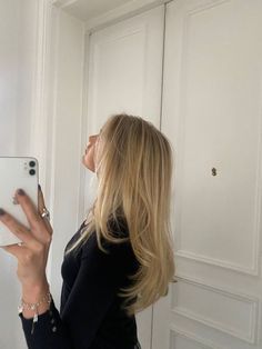 hair inspo Balayage On Blonde Hair Natural, Natural Blonde Babylights, Blonde On Pale Skin, Vanilla Almond Blonde Hair, Best Blonde For Pale Skin, Baby Lights Hair Blonde, Low Maintenance Blonde Hair, Low Maintenance Blonde, Rich Blonde