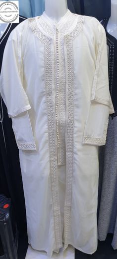 Jabador de mariage marocain pour hommes - Ensemble traditionnel 3 pièces Rehaussez votre journée de mariage avec notre exquis jabador marocain, un ensemble traditionnel de trois pièces conçu pour apporter une élégance intemporelle et une richesse culturelle à votre occasion spéciale. Parfait pour les mariés et les invités, ce jabador reflète la beauté de l'héritage marocain. **Détails du produit  - **Jabador (manteau long)  - Manteau long élégant avec broderies complexes et finitions soignées. F Elegant Ceremonial Set For Eid, Ceremonial White Suits, Traditional White Suits For Eid, Traditional White Ceremonial Suit, Elegant Sets For Eid And Traditional Ceremonies, Elegant White Kurta For Traditional Ceremonies, Traditional White Formal Thobe, Traditional White Thobe For Formal Occasions, Elegant Groom Sets For Eid