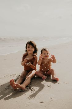 #beach #beachphotos #beachphotography #sisters #photography Sibling Beach Photoshoot, Sisters Beach Pictures, Sisters Beach Photoshoot, Brother And Sister Beach Photos, Mom And Toddler Beach Photos, Beach With Kids, Sisters Photography, Kids Swim