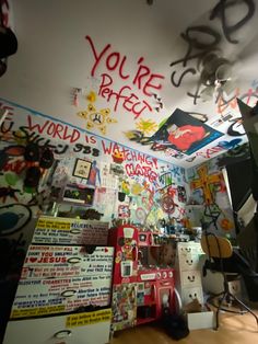 graffiti room Graffiti Room Aesthetic, 1930s Living Room Ideas, Chaotic Room Aesthetic, Street Style Room, Graffiti Bedroom, Graffiti Room, Home Nails, Nails Home, Cool Room Decor