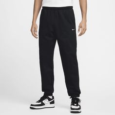 A vintage staple gets reborn in the Nike "Made in the USA" Pants. They're crafted from incredibly soft, heavyweight fleece and feature some of your favorite details, like stretchy cuffs and a drawcord waistband. And just like some of our original gear, these pants are made in the United States. Usa Pants, Nike Acg, Nike Sports, Mens Fleece, Fleece Pants, Fleece Joggers, Mens Activewear, New Nike, Pants Black