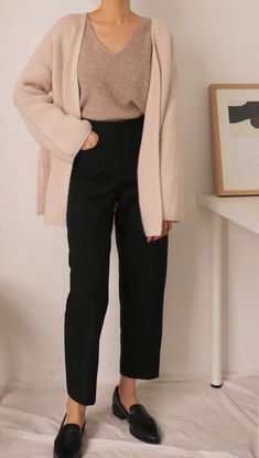 Minimalist Fashion Women, Cardigan Oversized, Minimalist Capsule Wardrobe, Paris Mode, Casual Work Outfits, Mode Inspo, 가을 패션, Beige Sweater, Work Wardrobe