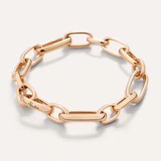 A tribute to Pomellato’s goldsmith heritage, Iconica shines bold in bracelets of rose gold. Daring, lightweight and stackable, this anniversary collection may be mixed-and-matched per the Pomellato spirit. MATERIAL: 18k Rose Gold SIZE: M LENGHT: 16.5 cm Rose Gold 18k - Gold takes its name from the Indo-European word “gehl” meaning to shine. Rose - a delicate tint achieved by mixing gold with small quantities of copper and silver. Every Pomellato jewel is made to be worn every day and on every occasion. This is why no extraordinary maintenance is needed, especially if it is delicately handled and cleaned. If you want to preserve the shine of Pomellato jewelry, we recommend you to store it in a clean, dry place away from any heat sources. REF: PBB7127_O7000_00000 Everyday Luxury 14k Rose Gold Bracelets, Fine Jewelry Rose Gold Chain Bracelet For Everyday, Chic Tarnish Resistant Rose Gold Bracelets, Chic Rose Gold Tarnish Resistant Bracelets, Timeless Rose Gold Jubilee Chain Bracelet, Classic Rose Gold Box Chain Bracelet, Timeless Rose Gold Chain Bracelets, Rose Gold Oval Link Paperclip Bracelet, Timeless Rose Gold Chain Bracelet