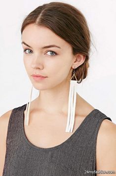 Latest trends of pending 2019-2020 See more at 24m ... ##earring ##earringstyle ##earringtrends ##jewelry Fringe Fashion, Leather Jewellery, Earring Trends, Natural Gold, Handcrafted Earrings, Leather Fringe, Beads And Wire, Fringe Earrings, Leather Earrings