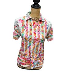 Johnny Was Bija Jwla Workshop Azzy Flower Short Sleeve Polo Tee Top Shirt Size Xxs But More Like A Medium Or Small. Made Of Viscose And Bamboo. Pit To Pit 19” Length From Shoulder 23”. Nwt #345 Hm2 Spring Collared Printed T-shirt, Collared Multicolor Floral Print Top, Fitted White T-shirt With Floral Print, White Collared Top With Floral Print, White Floral Print Collared Top, White Fitted Shirt With Floral Print, White Collared Top For Spring, Fitted White Shirt With Floral Print, Fitted Collared T-shirt For Spring