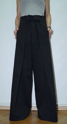 "Wide leg, pleated with a high waist and a spacious, oversized silhouette, these black trousers with a centre bow are made of high quality cotton. Extremely comfortable and chick, they are adjustable do various stylings, bringing a relaxed feeling. MATERIALS: × 95%cotton 5%elastane --------------------------------------- If you have any questions about the item or have any personal requirements about the garment, please do not hesitate to send us a message, our team is available 24/7, or check o Black Kimono Dress, Loose Cotton Pants, Wide Leg Pants Casual, Handmade Pants, Street Syle, Cotton Casual Pants, Loose Trousers, Pants Loose, Pants Cotton