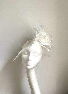 White Flower Hat For Royal Ascot, White Flower Mini Hat For Garden Party, White Flower Hats For Party, Fitted White Flower Hats, White Fitted Flower Hats, White Flower Headpiece For Garden Party, White Formal Headpiece With Handmade Flowers, White Flower Headpieces For Garden Party, Formal White Handmade Flower Headpiece